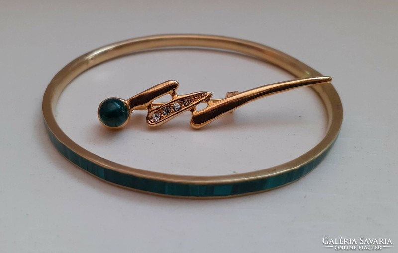 Retro Sparse Malachite Stone Adorned Bracelet Bracelet with Gold Plated Brooch Badge