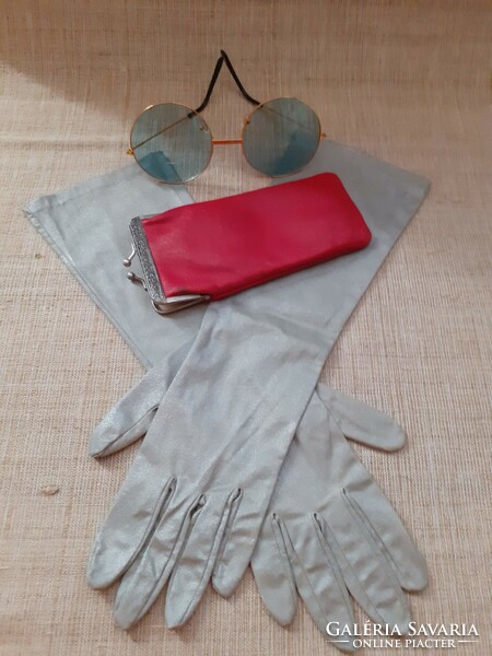 Retro women's sunglasses in leather case with long-sleeved gloves