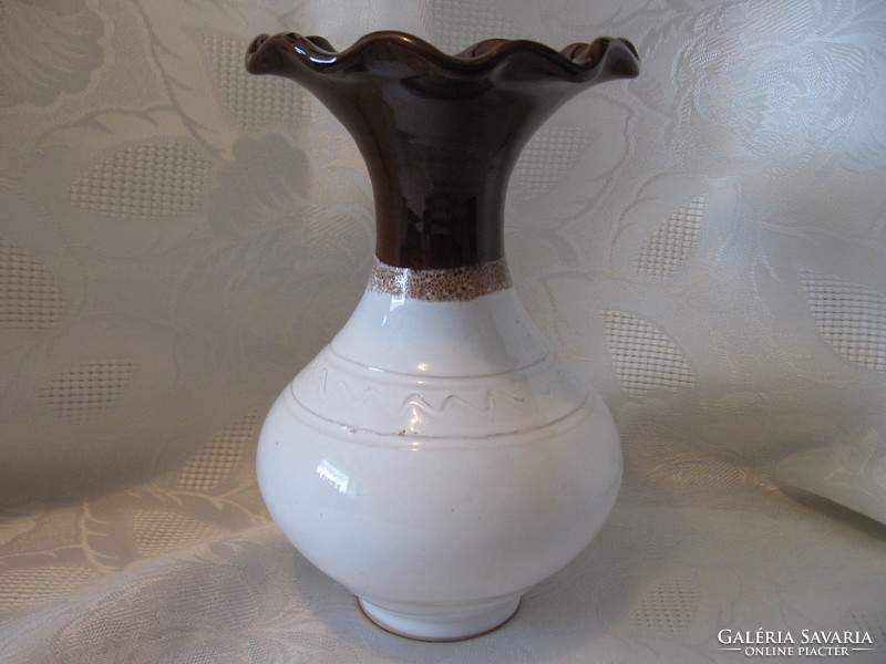 Retro barna-fehér kecses váza