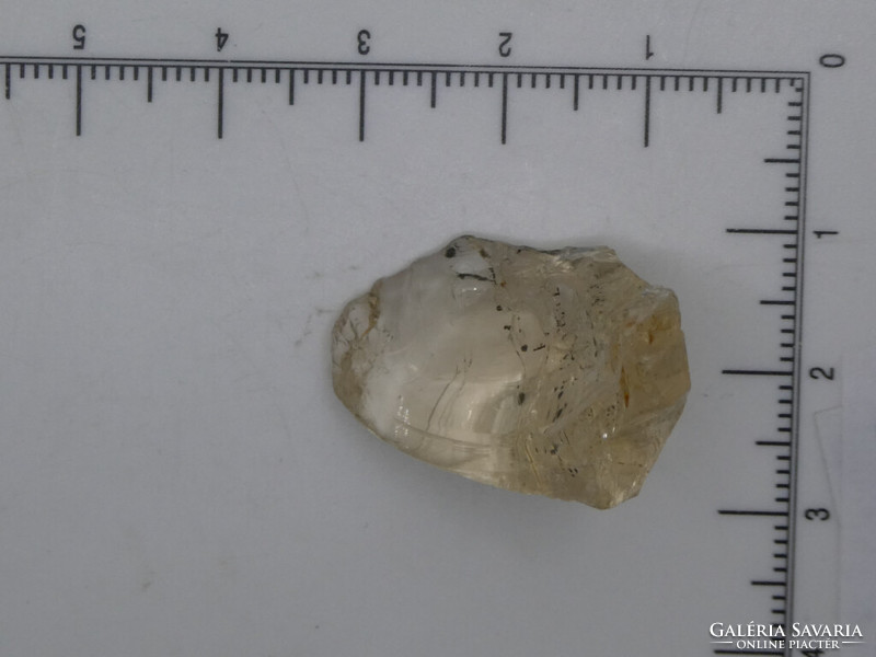 Természetes, nyers aranyló Marialit (a Szkapolit változata) ásvány darab. 7 gramm ékszeralapanyag.