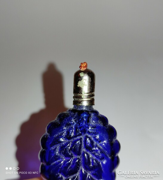 Vintage kék parfümös üveg