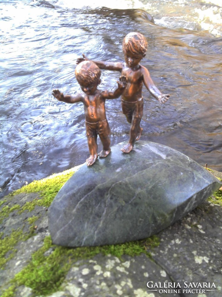 Bátorságpróba (testvérek) bronz szobor