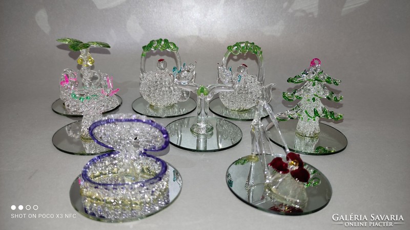 Also excellent as a gift are handmade Murano glass decorative pieces with a fine lace finish