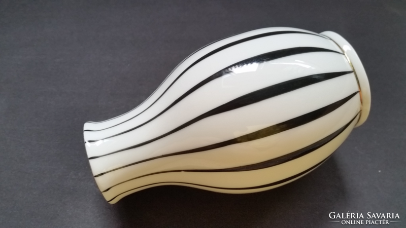 Koczor Sándor Hollóházi porcelán fekete-fehér csíkos váza 11,5 cm magas