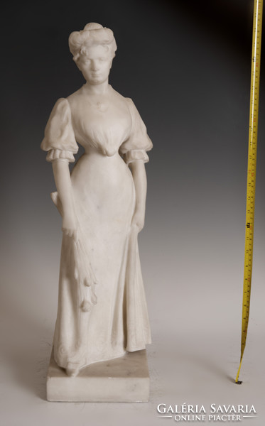 Márvány női szobor  -Siklódy L.  907 jelzéssel