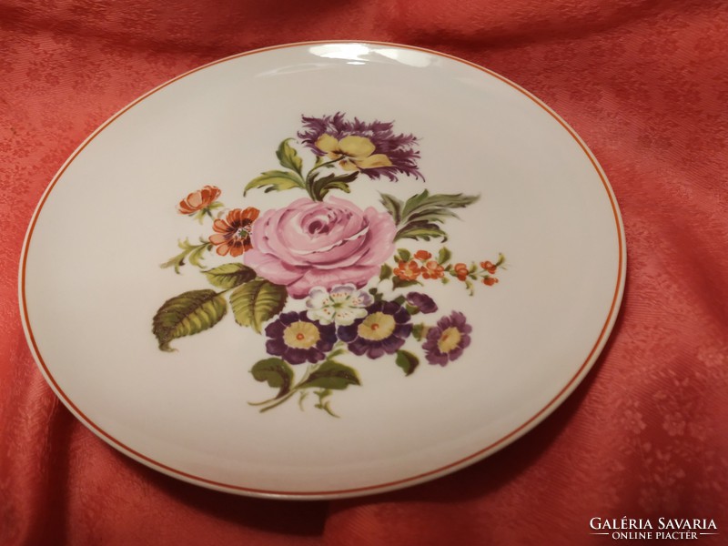 Gyönyörű porcelán virágmintás tányér