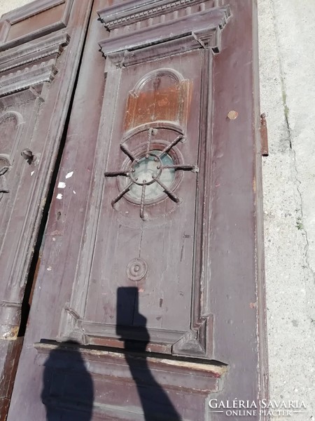 Bejárati kapu, belvárosi ház polgári kapuja, 19. század végi eredeti főbejárati ajtó, vas betét