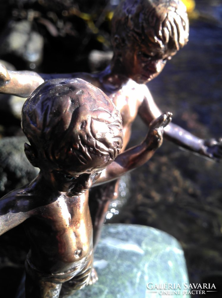 Bátorságpróba (testvérek) bronz szobor