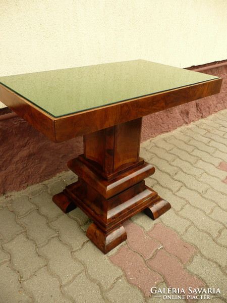 Nagyon ritka, design Art Deco üveges szalon asztal, diógyökér furnérral1930-ból