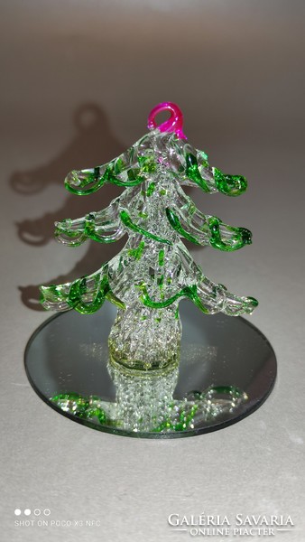 Also excellent as a gift are handmade Murano glass decorative pieces with a fine lace finish