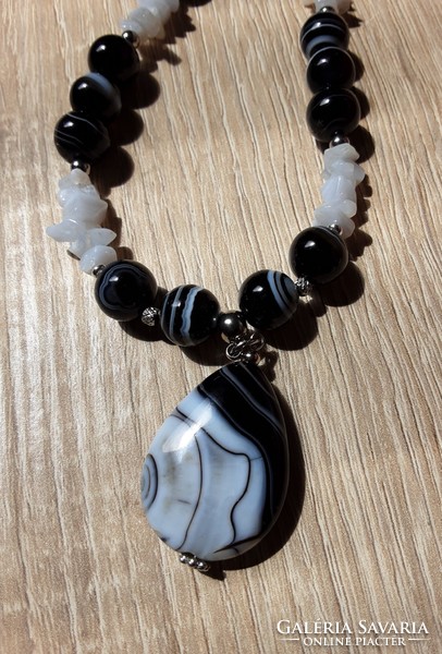 Onyx chalcedony necklace