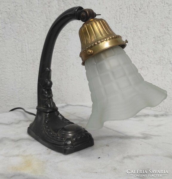 Art Nouveau table lamp with figural, sculptural decoration, socket with new cord. Fixed àron