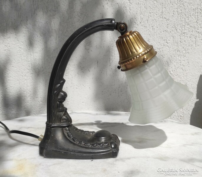 Art Nouveau table lamp with figural, sculptural decoration, socket with new cord. Fixed àron