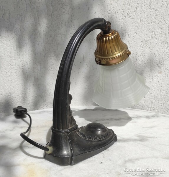 Art Nouveau table lamp with figural, sculptural decoration, socket with new cord. Fixed àron