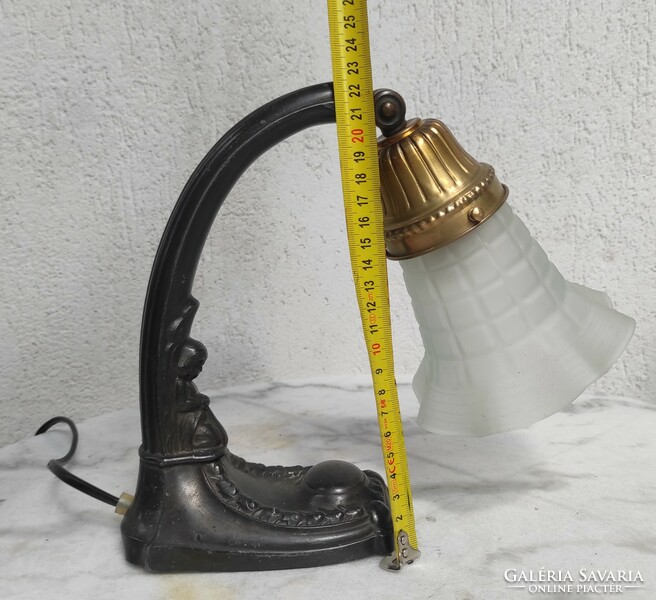 Art Nouveau table lamp with figural, sculptural decoration, socket with new cord. Fixed àron