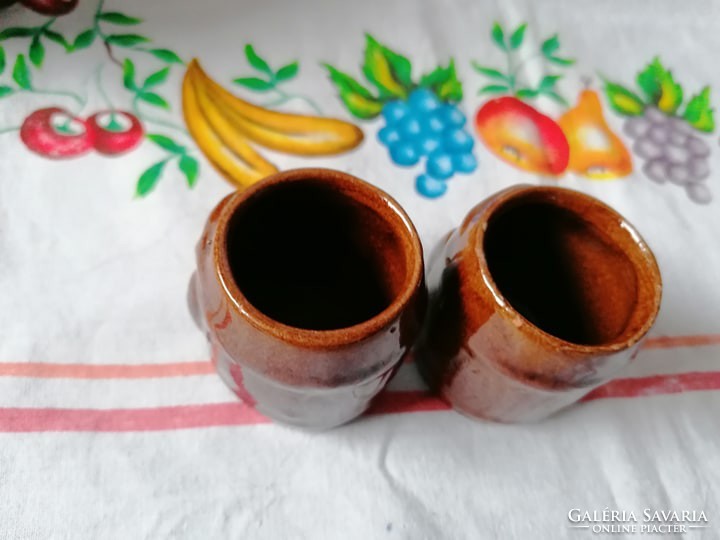 Kerámia pálinkás készlet 2 db pohárral (barna szilvás mintás)