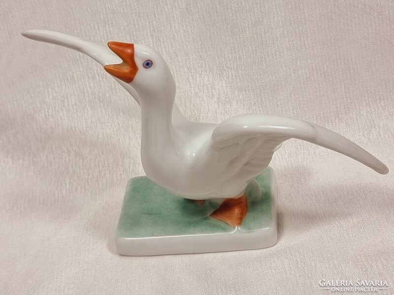Herend tertia is a hand-painted goose in perfect condition