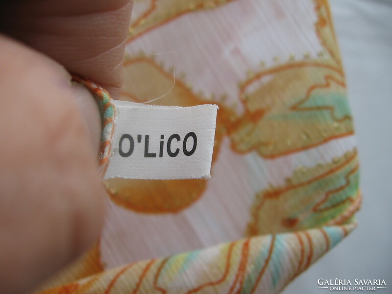 O' LICO zsugorított műselyem virágos sál, stóla  arany pöttyökkel