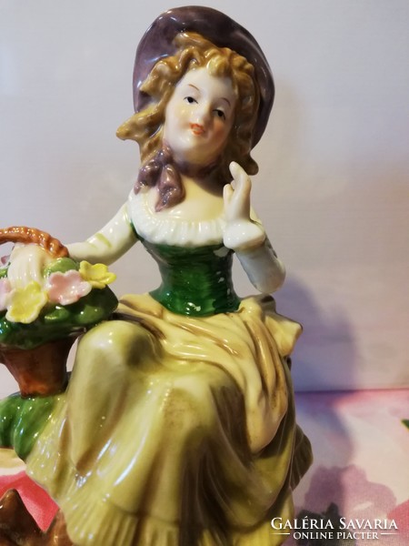 Bűbájos virágárus lányka, régi jelzett porcelán