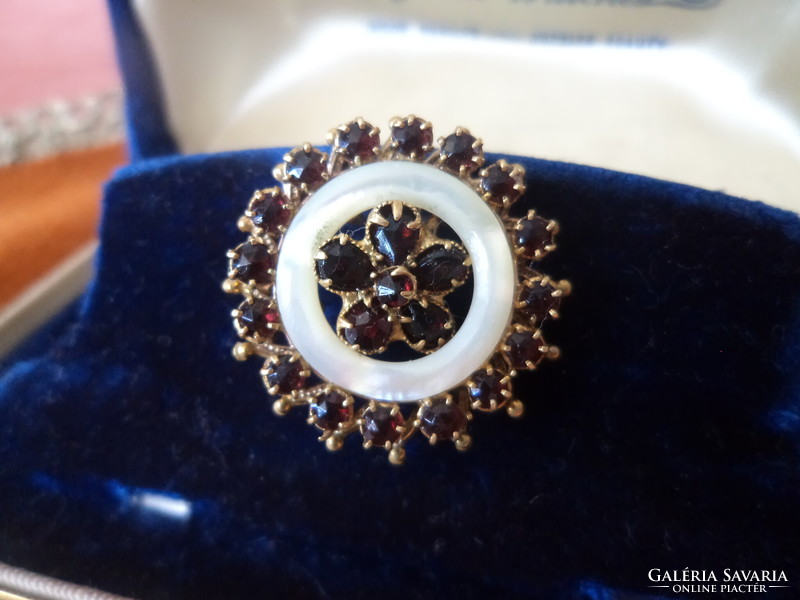 Garnet brooch with pearl decoration