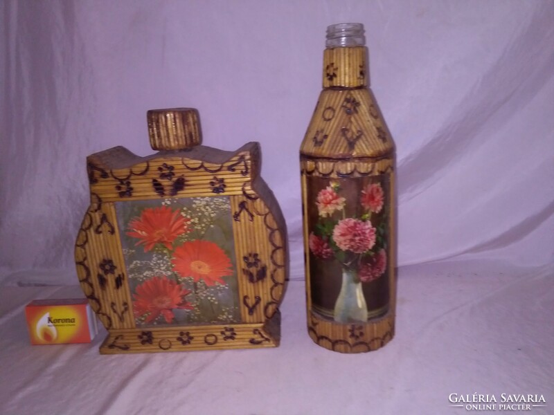 Két darab retro üveg palack együtt - pálcikákkal bevont, égetett mintás, képeslapos - nosztalgia