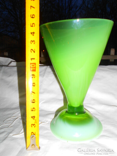 Színátmenetes zöld kalcedon üvegből  kehely- üvegstudióban vásárolt -art deco stíl