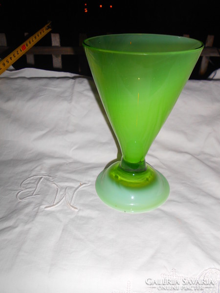 Színátmenetes zöld kalcedon üvegből  kehely- üvegstudióban vásárolt -art deco stíl