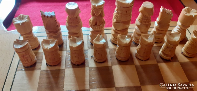 Nagyméretű kézzel faragott intarziás sakk készlet