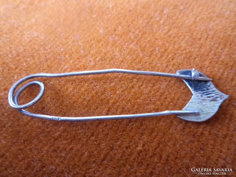 Silver safety needle with leaf decoration, marked