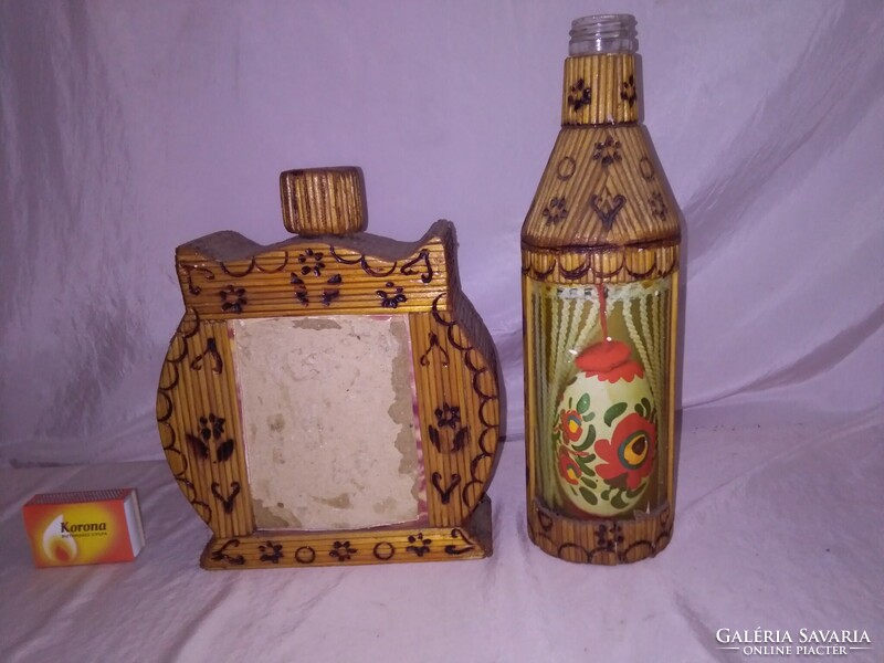 Két darab retro üveg palack együtt - pálcikákkal bevont, égetett mintás, képeslapos - nosztalgia