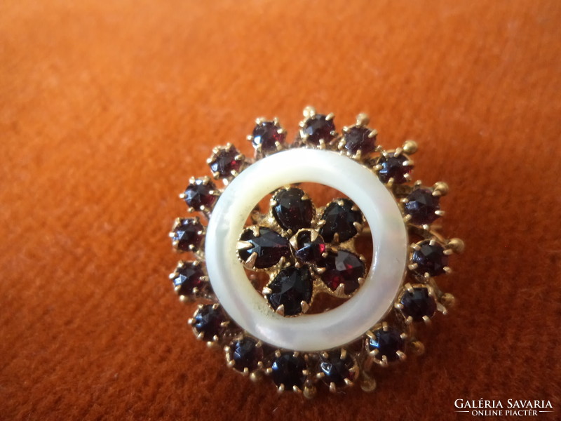 Garnet brooch with pearl decoration