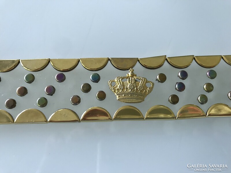 Arany koronás díszítésű, műanyag öv színes szegecseléssel, 110 cm hosszú