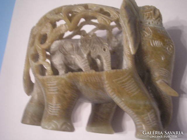 U11 Jade kőből faragott művészi elefántcsalád ritkaság a hasában a bébivel eladó