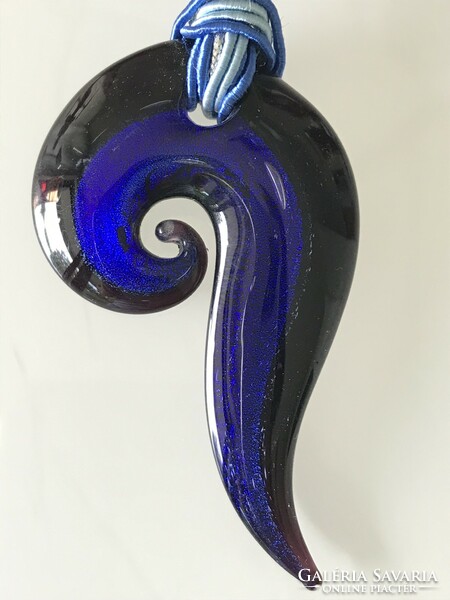 Muránói üvegmedál fekete és kobaltkék színben, többszálas kék-ezüst selyemzsinórral