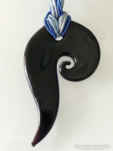 Muránói üvegmedál fekete és kobaltkék színben, többszálas kék-ezüst selyemzsinórral