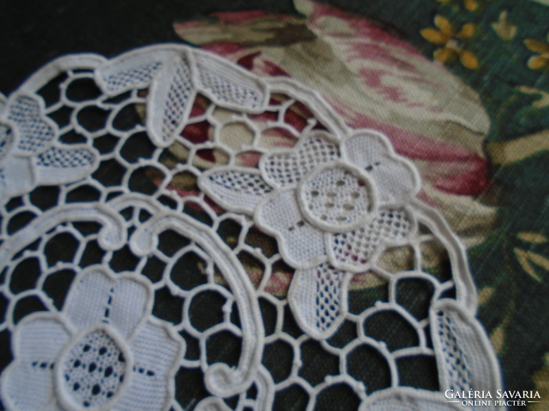 Stitched lace tablecloth dia. 19 Cm.