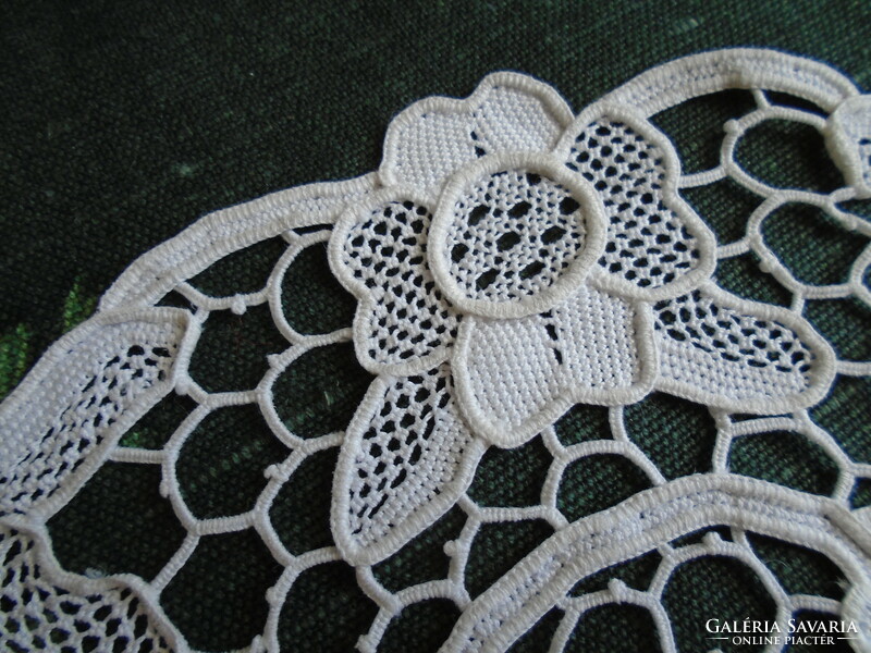 Stitched lace tablecloth dia. 19 Cm.