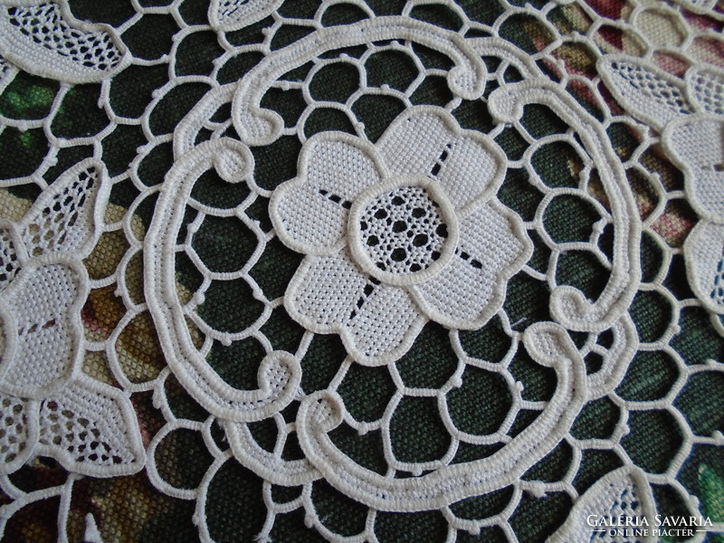 Stitched lace tablecloth dia. 19 Cm.