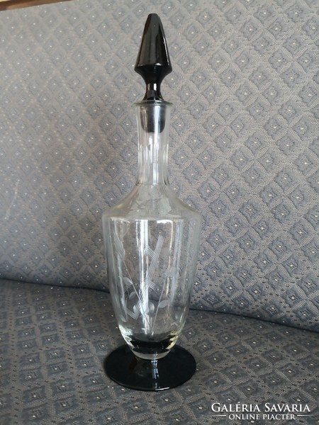 Szecessziós, csodálatosan szép csiszolt antik üveg, poharakkal, fekete üveg talppal és dugóval