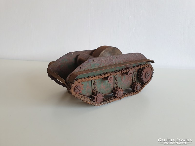 Régi vintage lánctalpas fém játék harckocsi tank