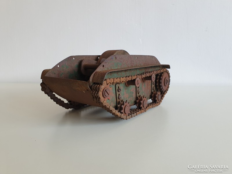 Régi vintage lánctalpas fém játék harckocsi tank