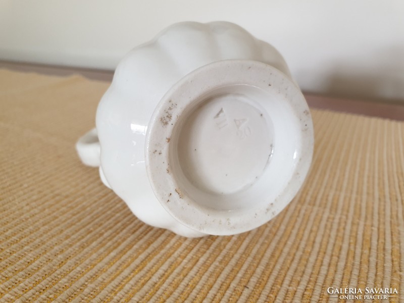 Antik porcelán tejkiöntő régi kis kancsó