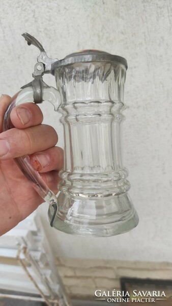 Antik korsó , sörös italos porcelán miniatűr jelenet a fedelén ón fedeles üveg korsó.