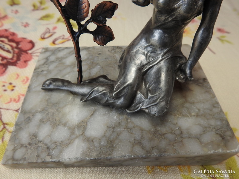 Nő rózsával - szecessziós ón szobor márvány talapzaton