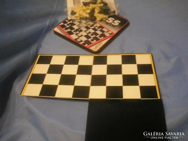 N 40 sakk ritkaság Új fém dobozos  összehajtható kemény táblával bontatlan figurákka l30x30 cm