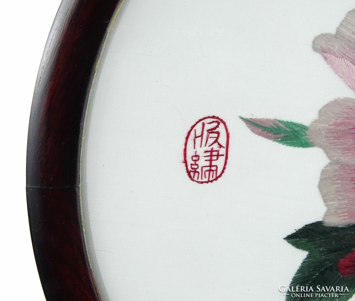 1J389 Kínai teakfa keretes selyemre hímzett kézimunka dísztárgy