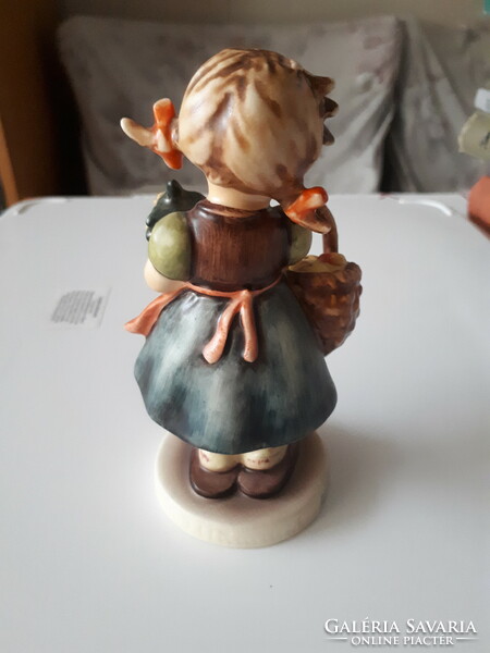 Goebel porcelán lány 1964-es számú 12cm