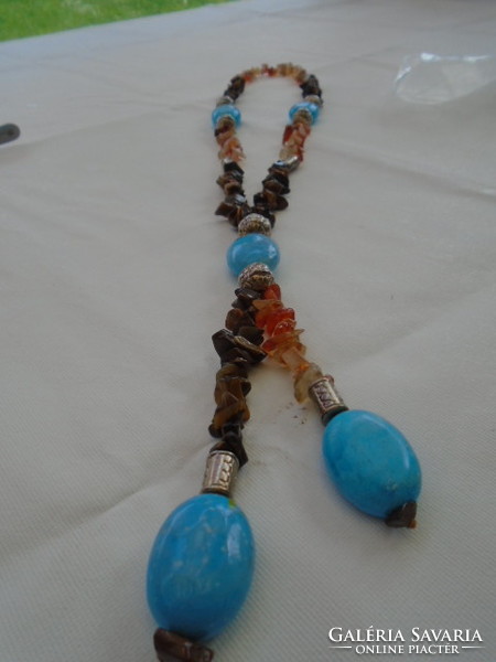 Women's necklace made of precious and semi-precious stones, very showy