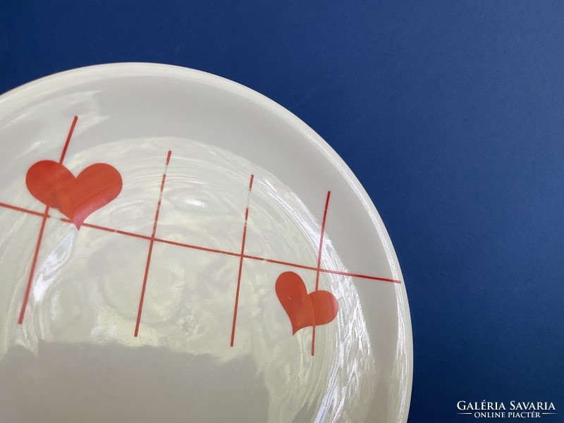 Plain small plate with hearts