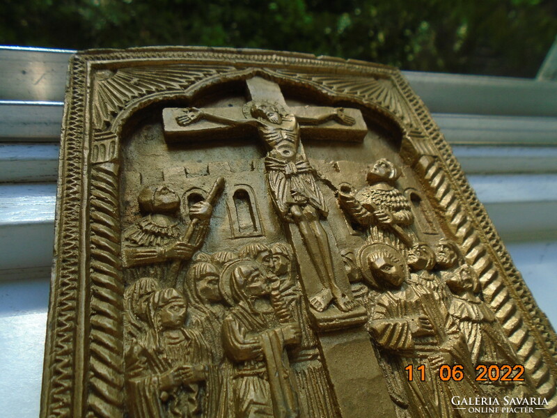 Antik Óarany érdekes sokalakos dombormű Krisztus a kereszten, cirill betűs felírat